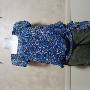 C.J. BANKS WOMENS TOP SIZE X IN A BEAUTIFUL BLUE GEOMETRIC PATTERN